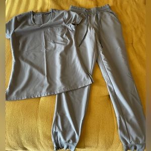 Jaanuu scrub set